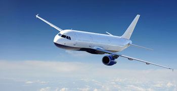 Flygplan i luften, blå himmel över molnen