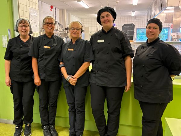 Fem kvinnor som jobbar i ett storkök
