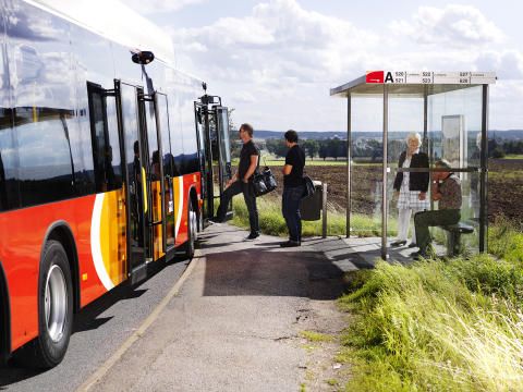 Östgötatrafikens buss har stannat vid en hållplats för påstigande resande.