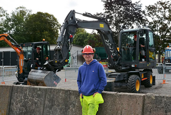 En ung kille framf&ouml;r en gr&auml;vmaskin