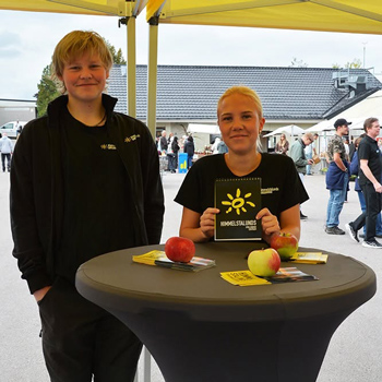 Tv&aring; ungdomar vid ett m&auml;ssbord