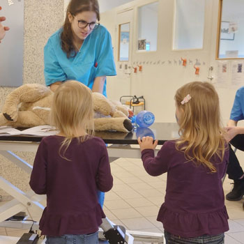 En djursjukvårdare och två små flickor