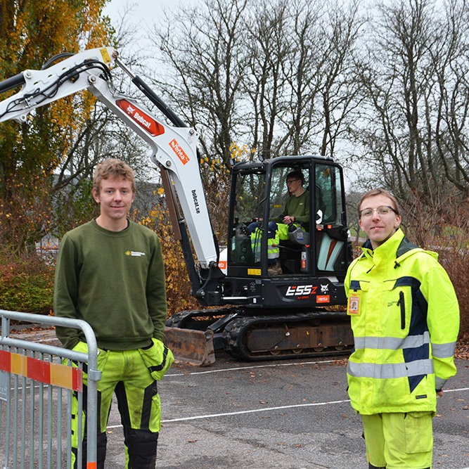 Tv&aring; ungdomar och en gr&auml;vmaskin