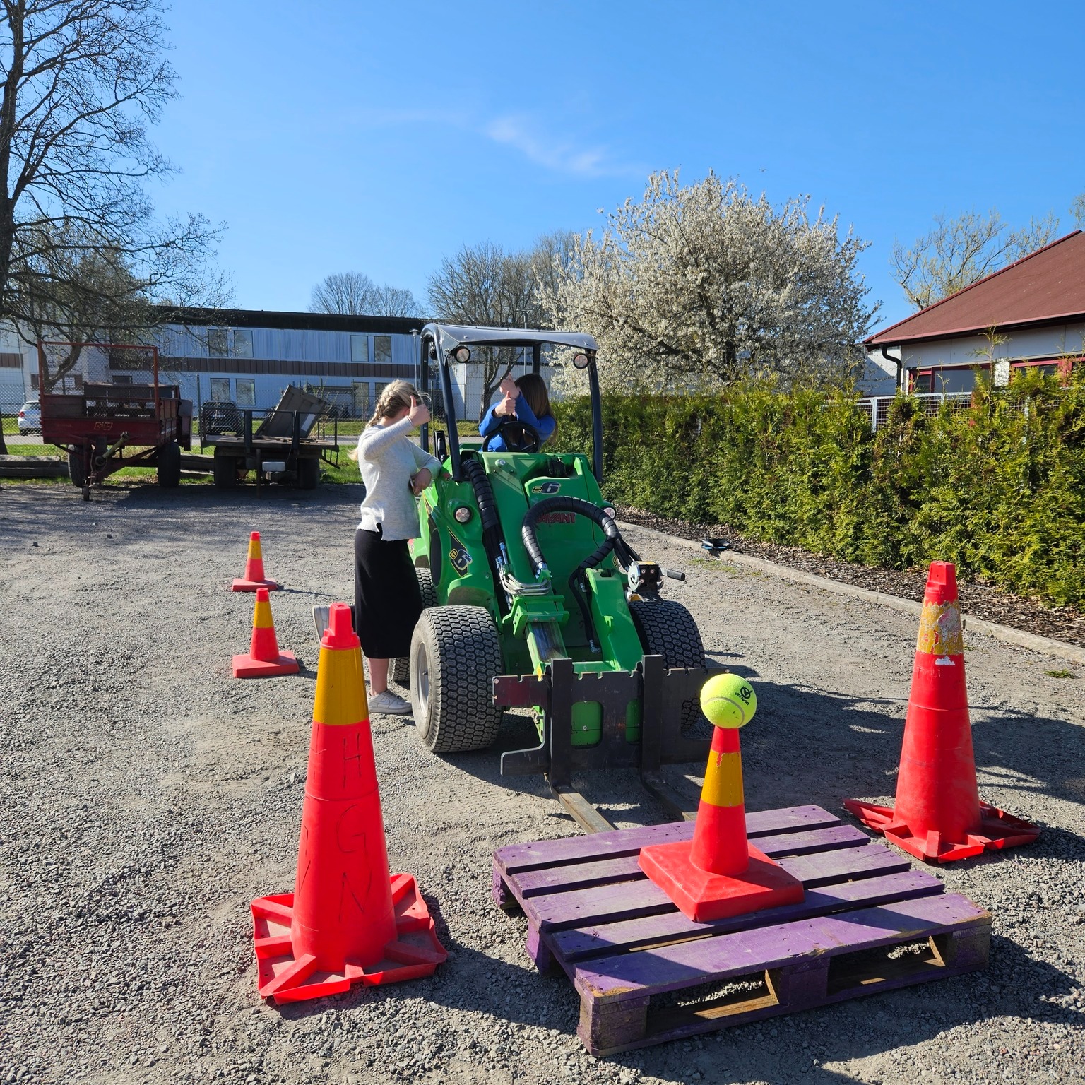 En liten gr&auml;vmaskin och tv&aring; personer