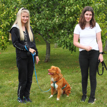 Tv&aring; tjejer och en hund