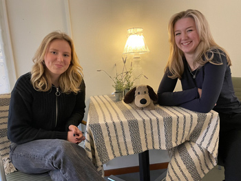 Två glada tjejer