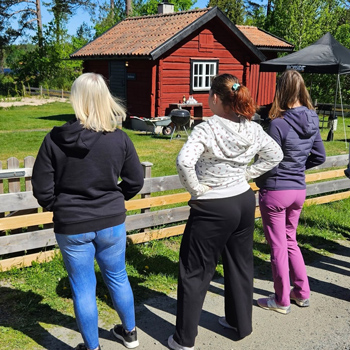 Bild bakifr&aring;n p&aring; tre personer