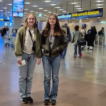 Tv&aring; tjejer p&aring; en flygplats