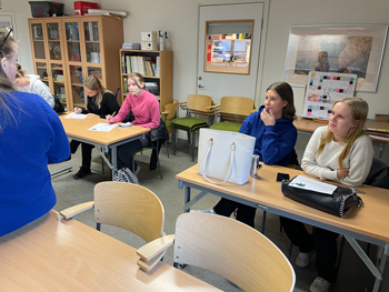 Elever sitter i skolbänkar