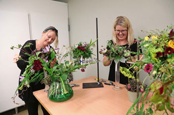 Två flickor skapar blombuketter