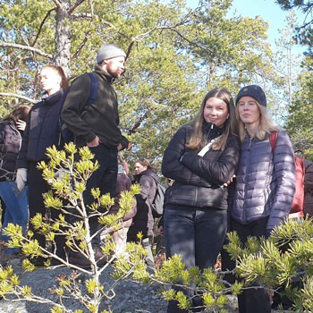 Flera personer i skogen