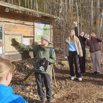 Flera personer i naturen