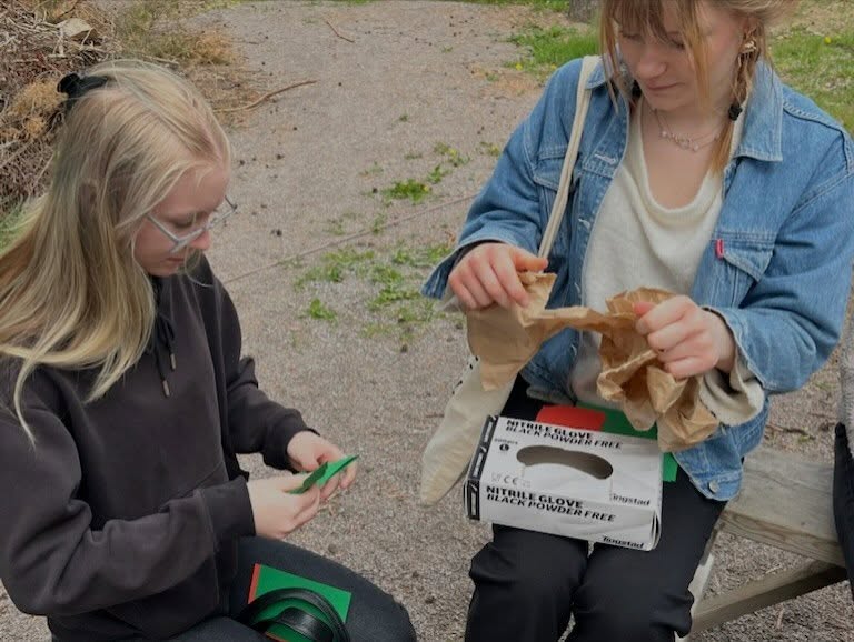 Tv&aring; ungdomar tar p&aring; sig handskar