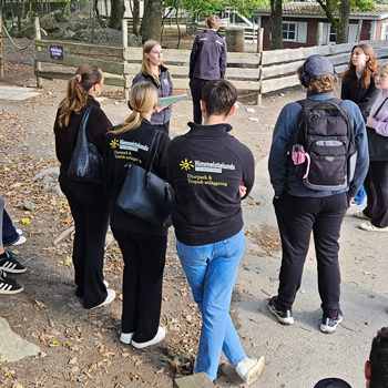 Ungdomar i en djurpark