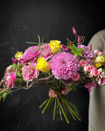 Kvinna håller en blombukett