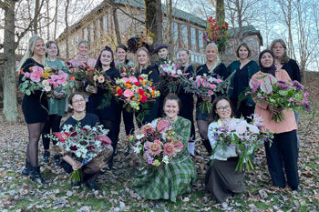 Flera kvinnor med blombuketter i famnen