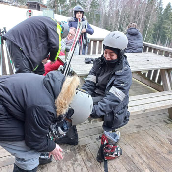 Ungdomar i en alpin backe