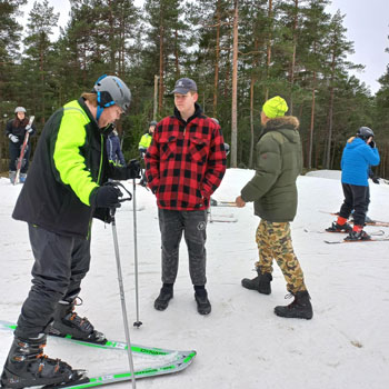 Ungdomar i en alpin backe