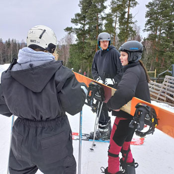 Ungdomar i en alpin backe