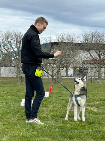 En kille med en hund