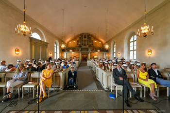 Studenter på avslutning i kyrkan