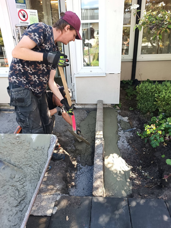 EN ungdom arbeter i tr&auml;dg&aring;rden