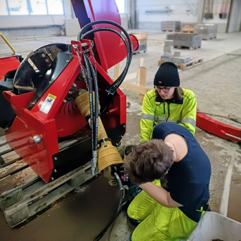 Tv&aring; ungdomar mekar med en maskin