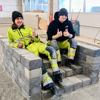 Tv&aring; ungdomar g&ouml;r tummen upp