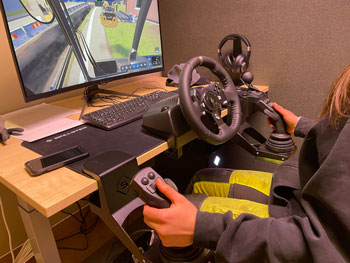 En ungdom kör en simulator