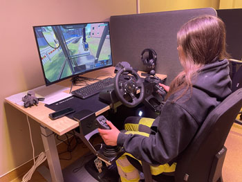 En ungdom kör en simulator