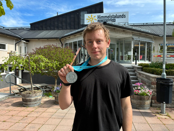 Ungdom med sin medalj