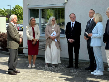 Flera personer samtalar