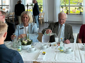 Tv&aring; personer vid dukat bord