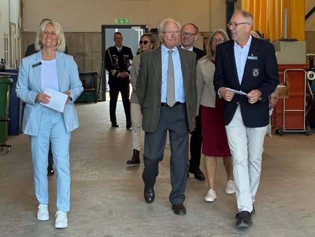 Flera personer kommer g&aring;ende