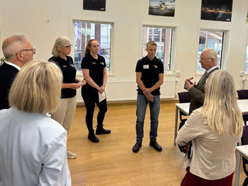 Idag har vi haft den stora &auml;ran att ha H.M. Konungen p&aring; bes&ouml;k h&auml;r p&aring; Vreta utbildningscentrum. Han fick en rundvandring p&aring; skolan d&auml;r elever och personal ber&auml;ttade om v&aring;ra utbildningar och lite historia kring skolan. Bes&ouml;ket avslutades med lunch i skolmatsalen. Tack f&ouml;r bes&ouml;ket! 