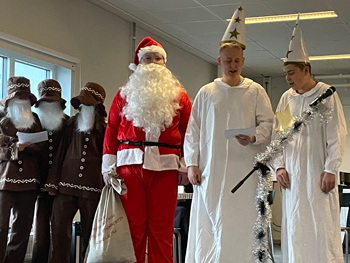 Ett luciafölje med tomte stjärngossar och pepparkaksgubbar
