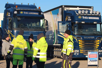 Tv&aring; l&aring;ngtradare och flera personer i varselkl&auml;der