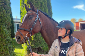 En tjej med en h&auml;st