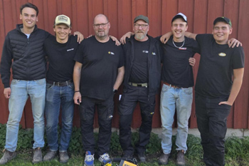 Sex män står bredvid varnandra