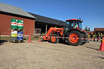 En röd traktor