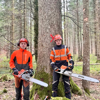 Tv&aring; killar i skogen med huggarkl&auml;der