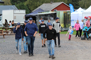 Flera personer går omkring på mässområde