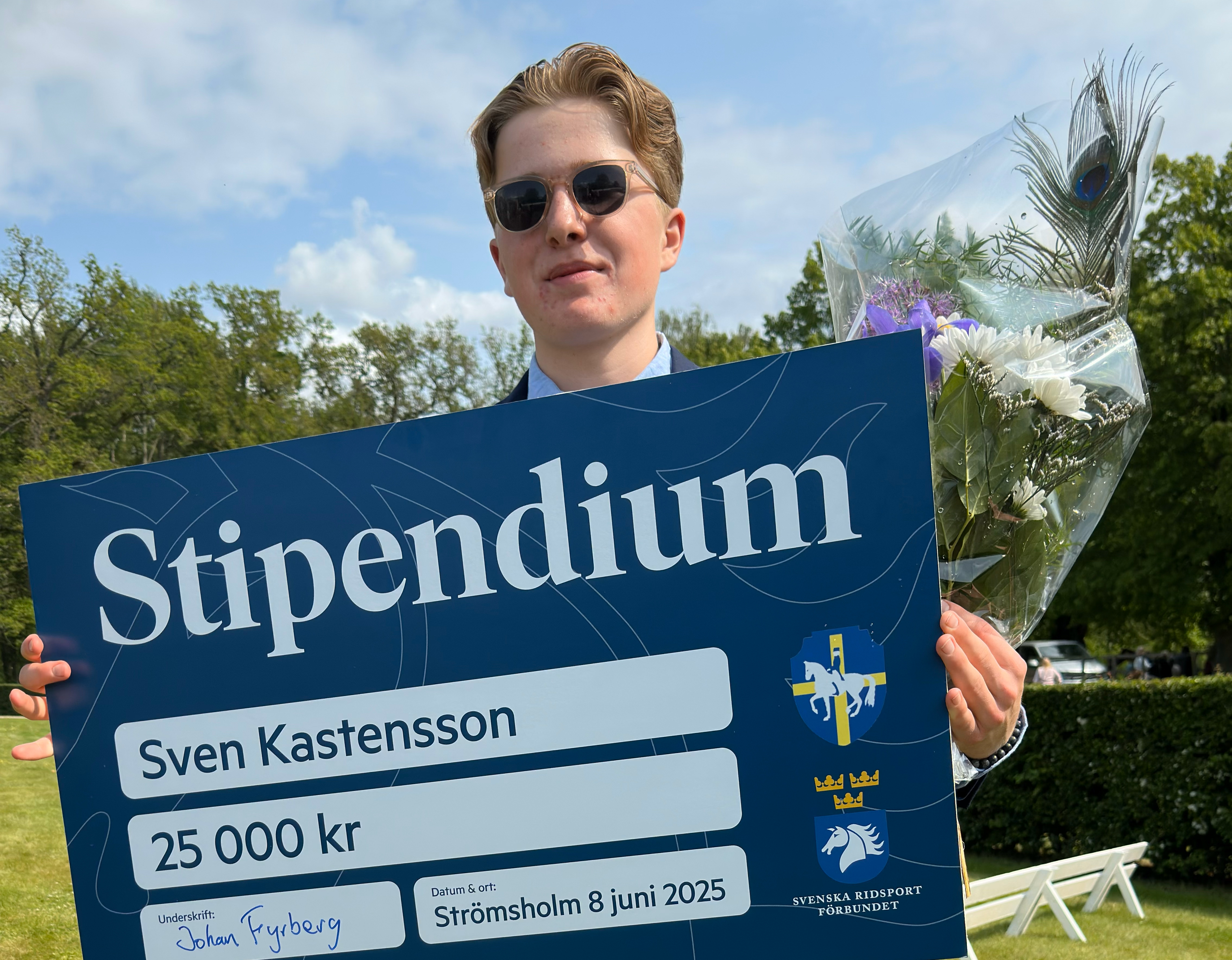 En ung man med en prischeck