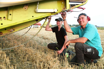 Tv&aring; personer vid en tr&ouml;ska