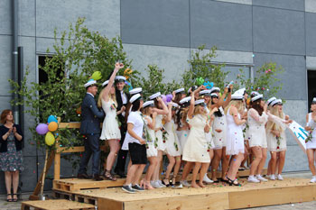 En klass med glada studenter