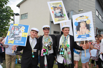 Tre glada studenter med sina plakat