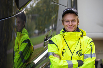 Kille i gula varselkläder