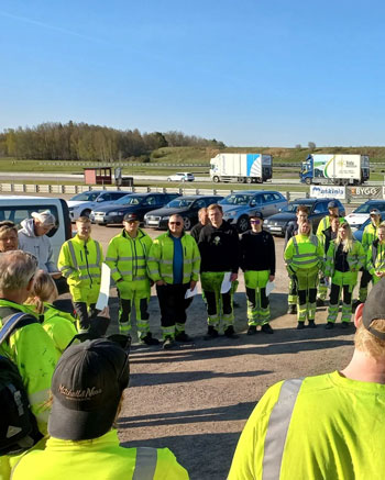 Flera personer i varselkläder