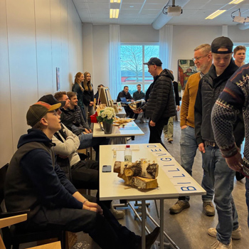 M&auml;nniskor som minglar runt