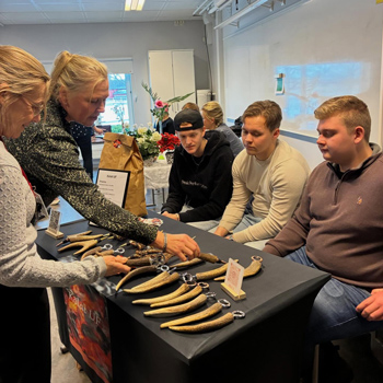 M&auml;nniskor som minglar runt